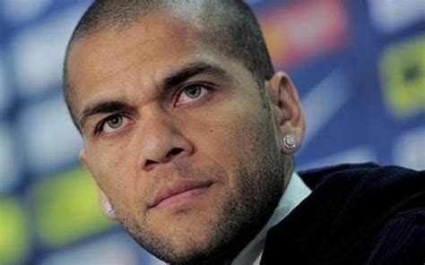 Daniel Alves é condenado a 4 anos e meio por agressão sexual; .